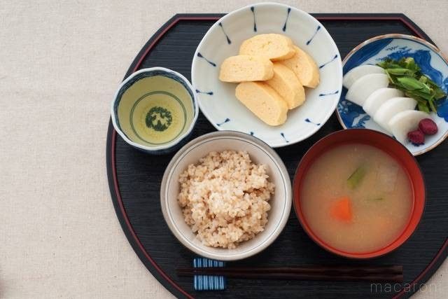 お盆にのせられた、お漬物を含んだ和食