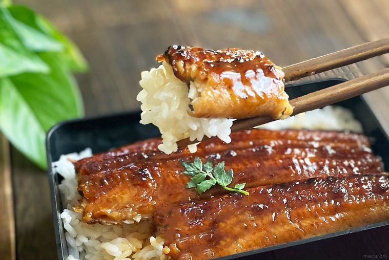 ひと口サイズのうなぎとご飯を箸でつかんでいるところ