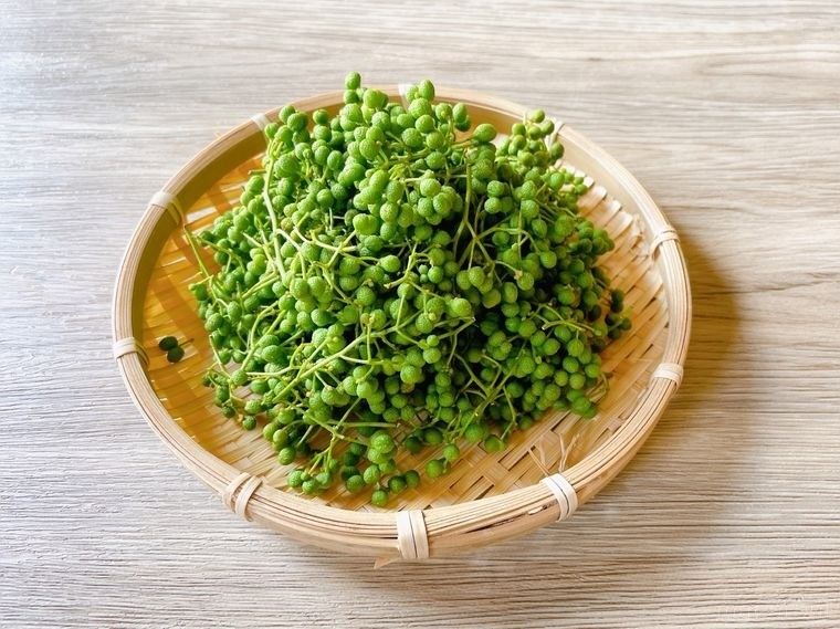 ザルに盛られた山椒の実