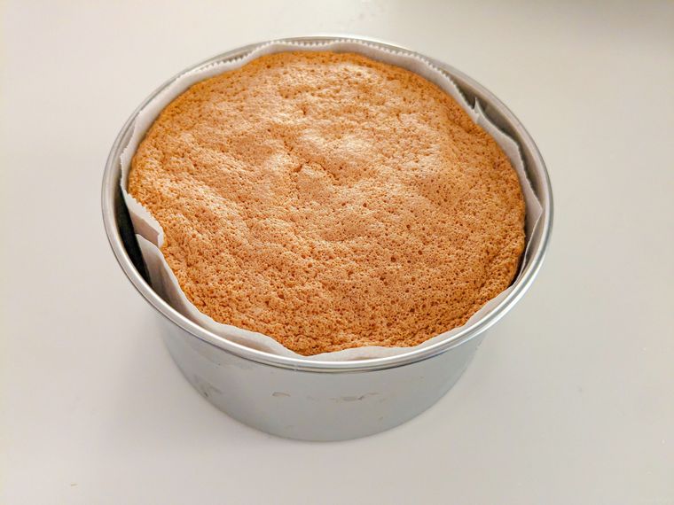 ステンレスケーキ型に入ったスポンジケーキ
