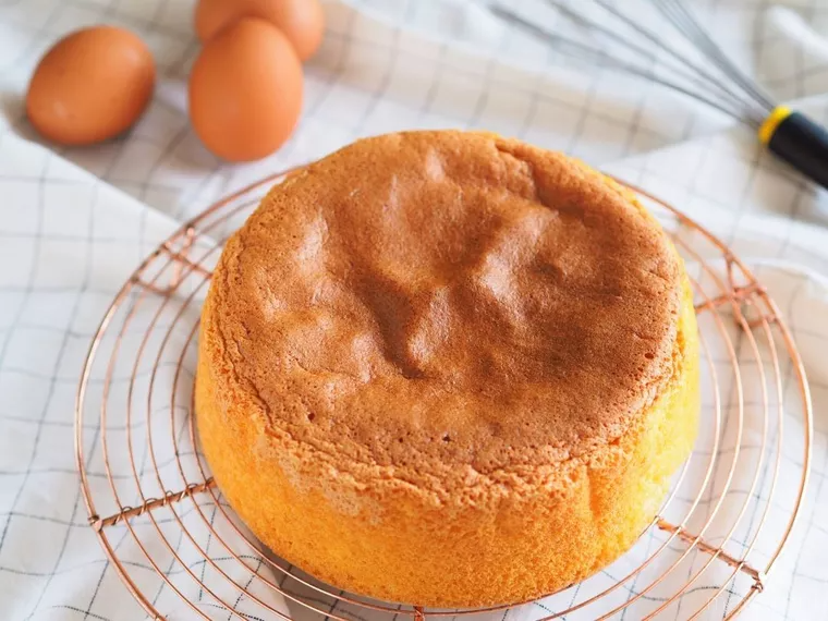円形のケーキクーラーに盛られた、ホットケーキミックスのスポンジケーキ
