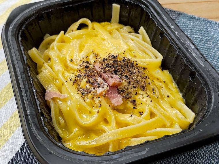 もちっと食感 生パスタカルボナーラを温めて開封した様子
