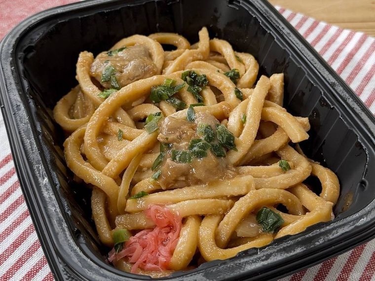 濃厚なコクが広がる 牛ホルモン味噌焼きうどんを温めて開封した様子