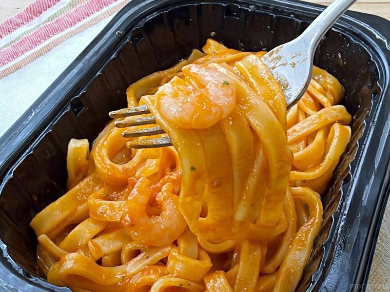 もちっと食感 生パスタトマトクリームをフォークですくった様子