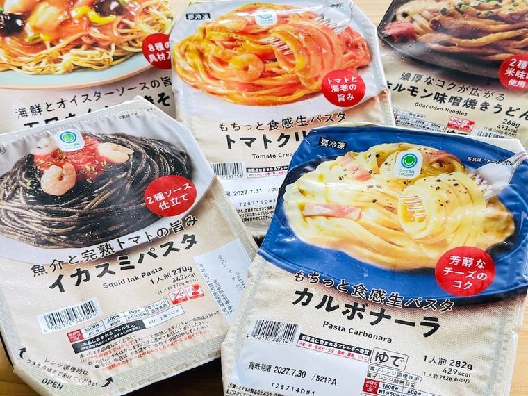 ファミリーマートの冷凍パスタ・麺を5品並べた様子