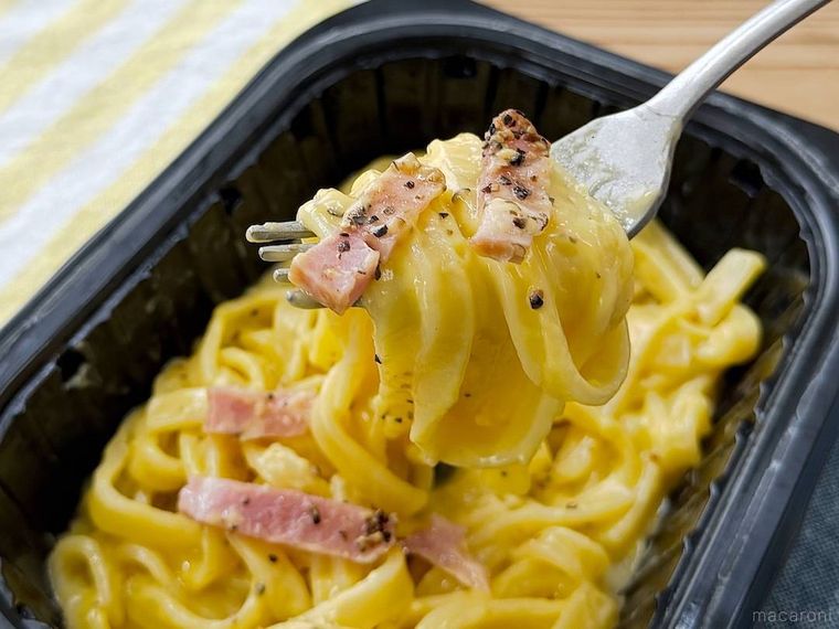 もちっと食感 生パスタカルボナーラをフォークですくった様子