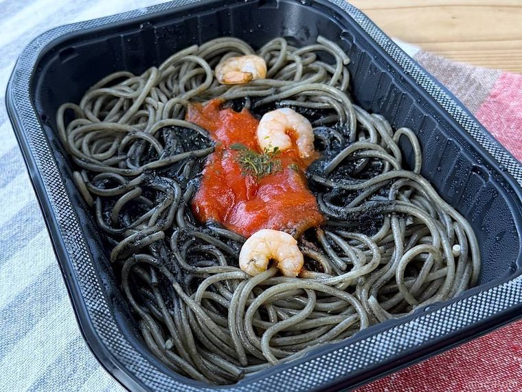 魚介と完熟トマトの旨み イカスミパスタを温めて開封した様子