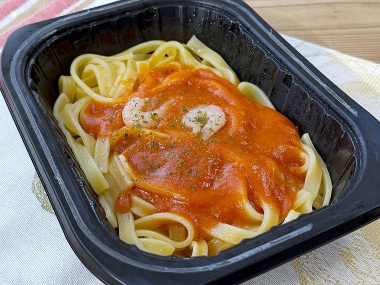 もちっと食感 生パスタトマトクリームを温めて開封した様子