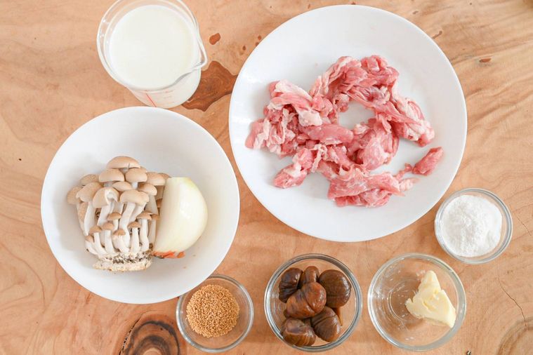 テーブルに並んだ豚こま肉と甘栗のミルク煮の材料