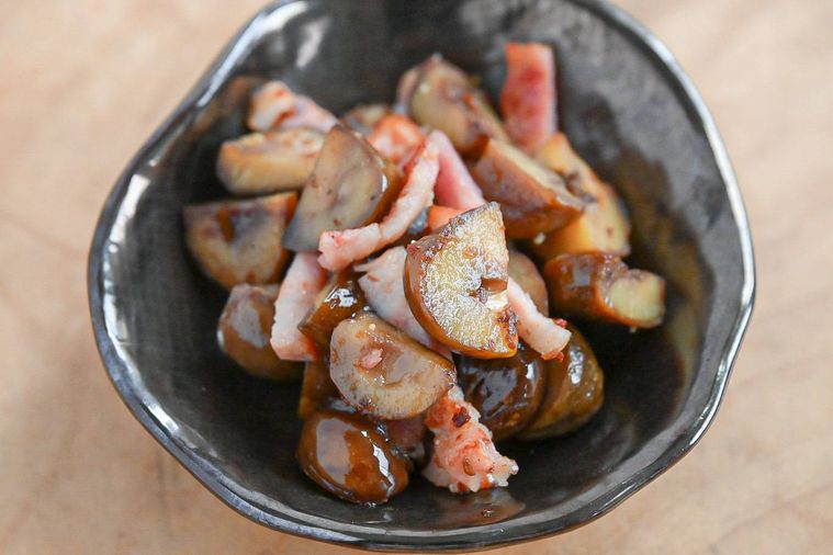 器に盛られた甘栗とベーコンのシンプル炒め
