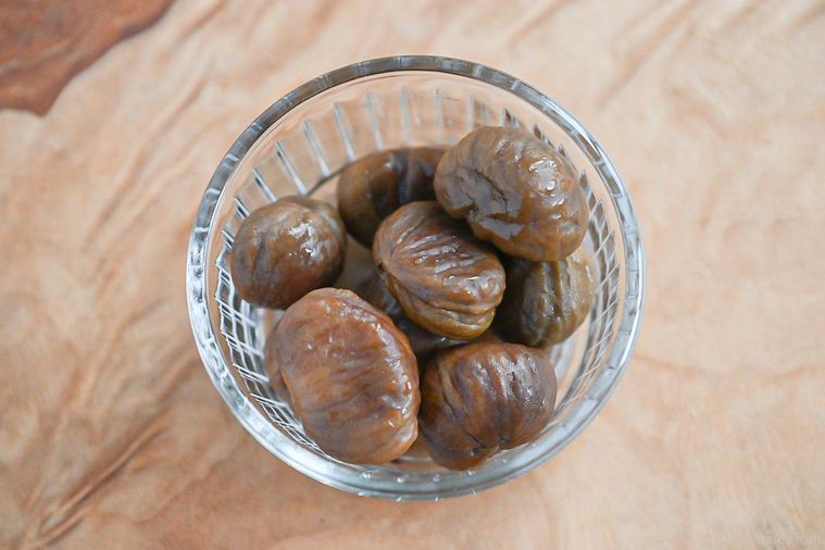 ガラスの食器に入った甘栗