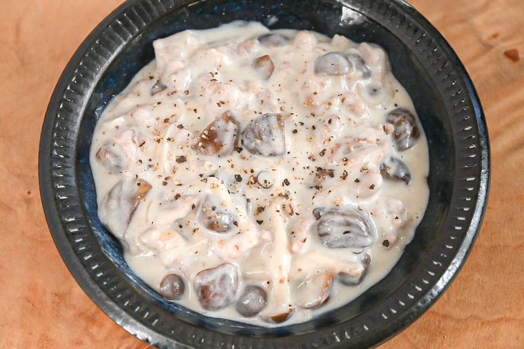 皿に盛られた豚こま肉と甘栗のミルク煮