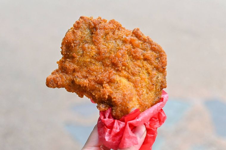 フライドチキンを持っているところ