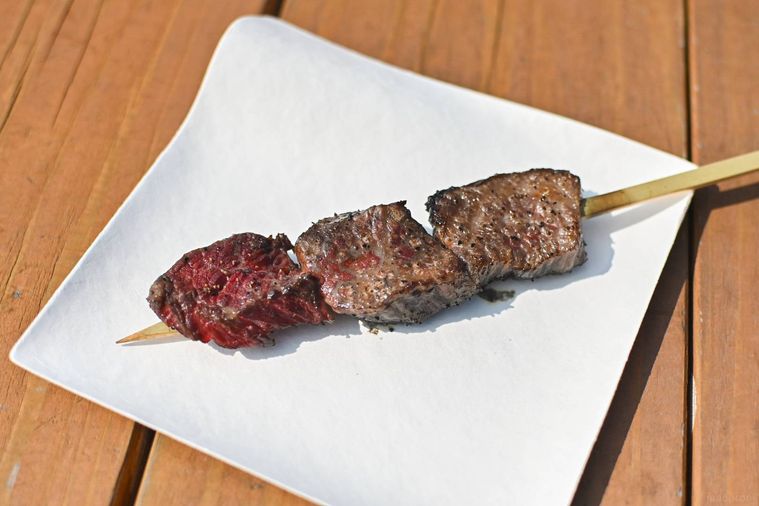 紙皿にのった和牛の串