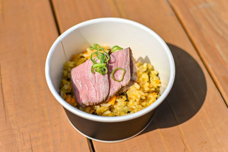 牛肉がのった高菜炒飯