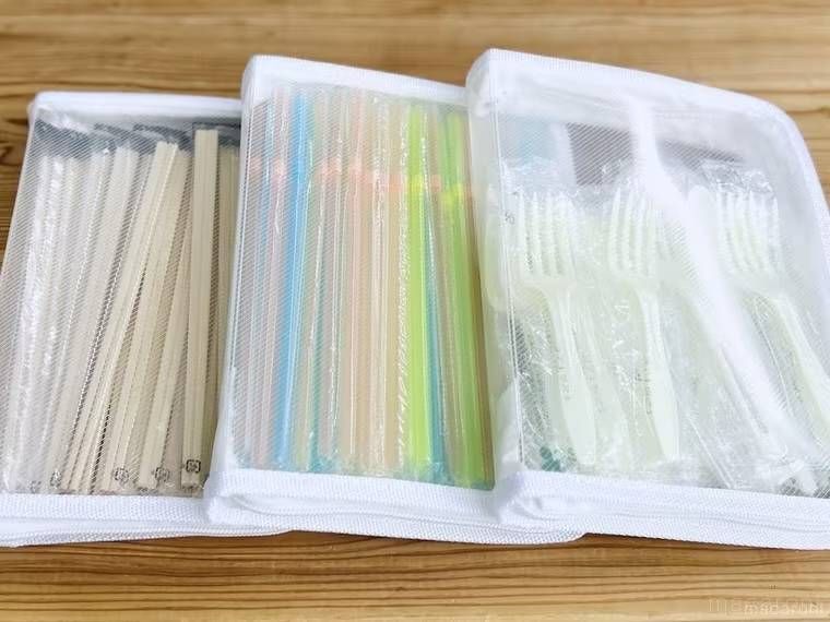 割り箸、ストロー、プラスチックカトラリーをファスナーケースに収納した様子