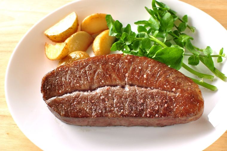 焼いたミスジに付け合わせのルッコラ、ポテトが添えられている