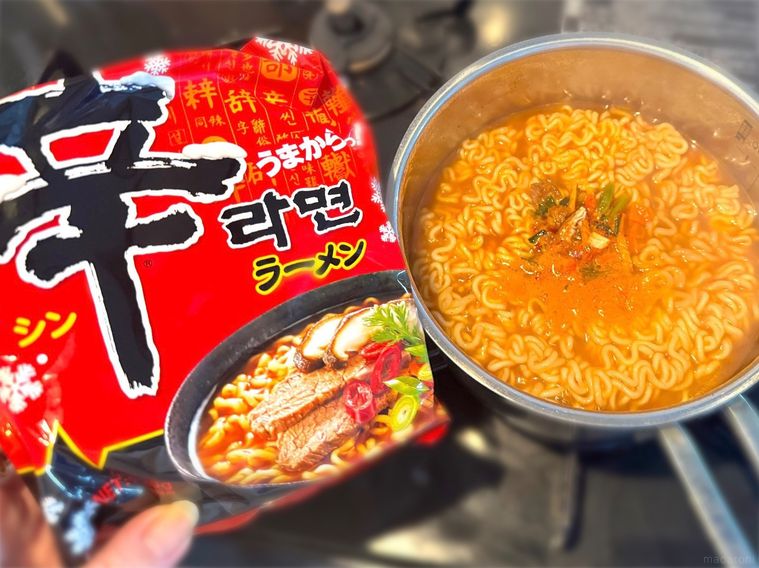 鍋に入った辛ラーメンと辛ラーメンのパッケージ