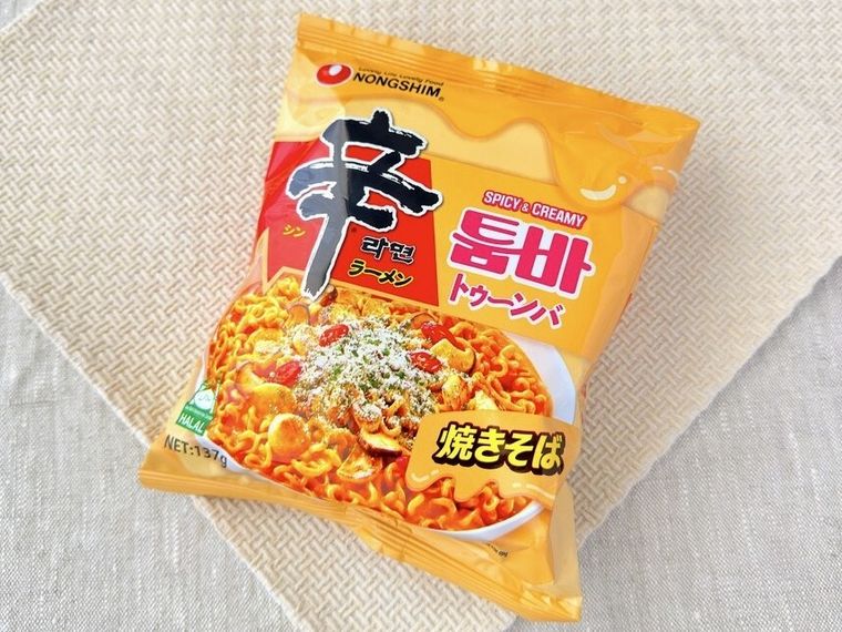 テーブルの上に置かれた辛ラーメン トゥーンバ 袋麺