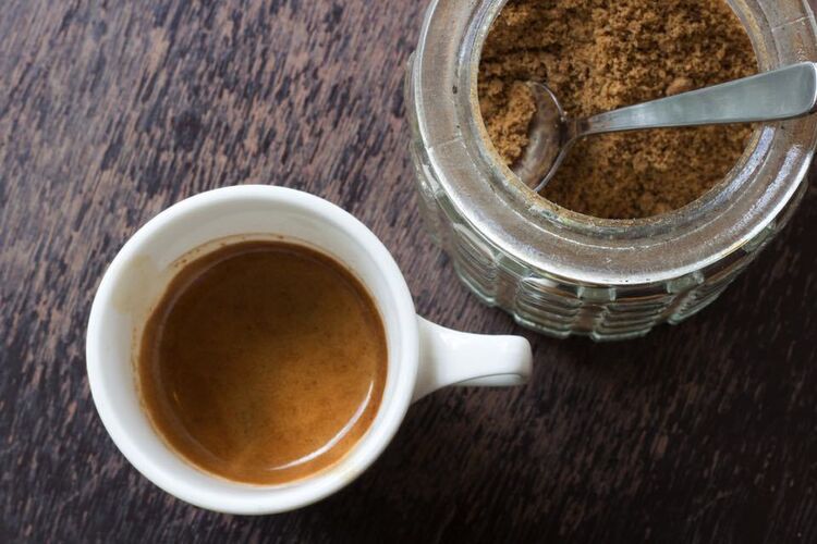 ホットコーヒーとコーヒー豆