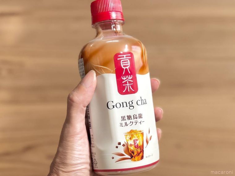 貢茶 黒糖烏龍ミルクティーを手で持っている様子