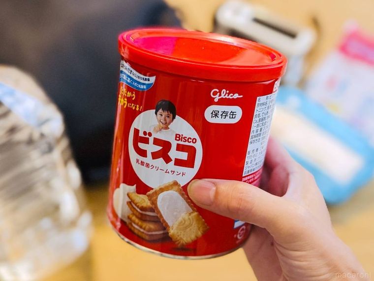 ビスコ保存缶を手で持っている様子