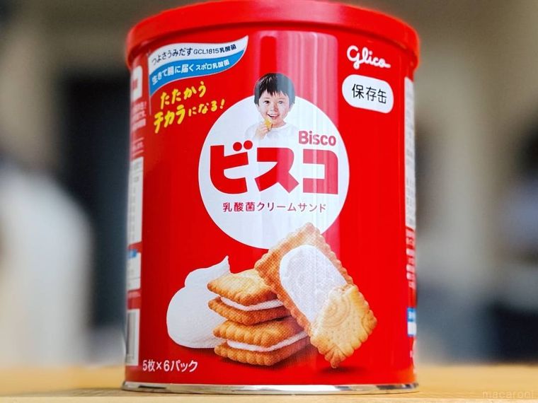 ビスコ保存缶をテーブルに置いた様子