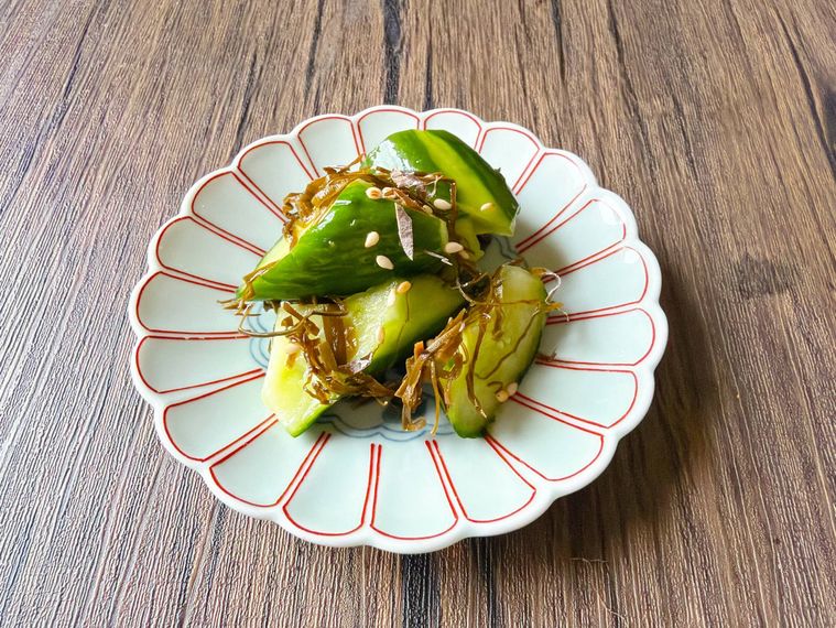 小皿に盛られたきゅうりのビール漬けに細切り昆布を加えたもの