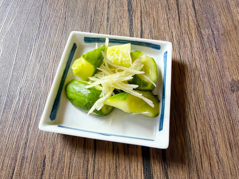 小皿に盛られたきゅうりのビール漬けにしょうがと穀物酢を加えたもの
