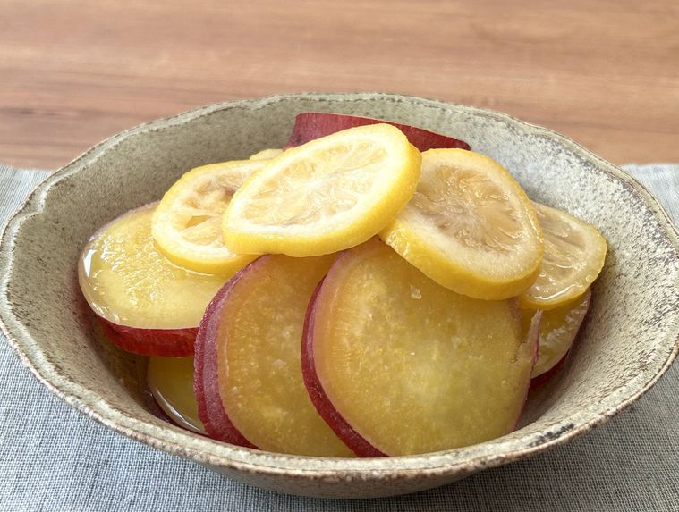 さつまいものレモン煮が和風の皿に盛り付けられているところ