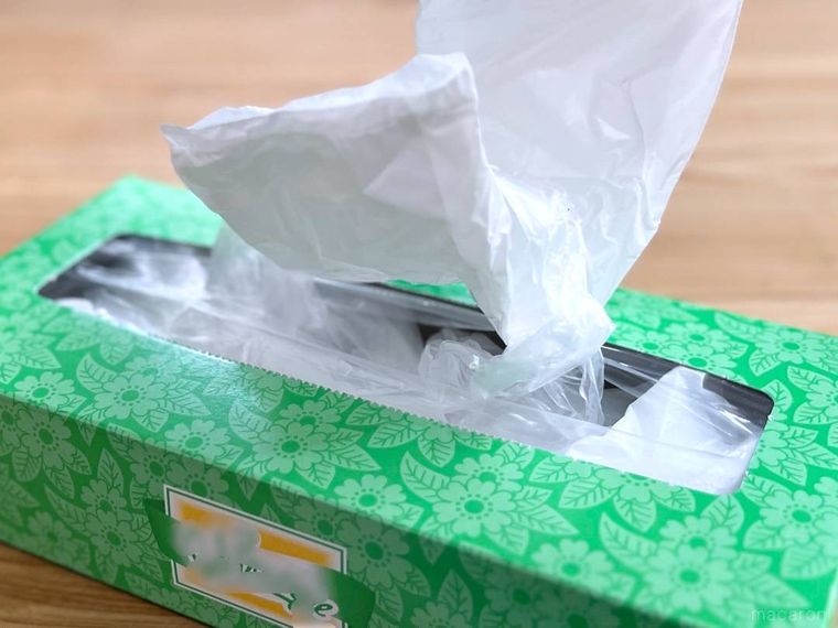 ティッシュの空き箱からポリ袋を取り出している様子