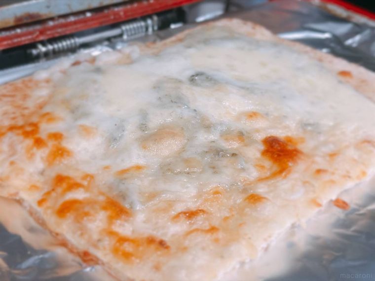 コストコのチーズとはちみつのピザをトースターで焼いている様子