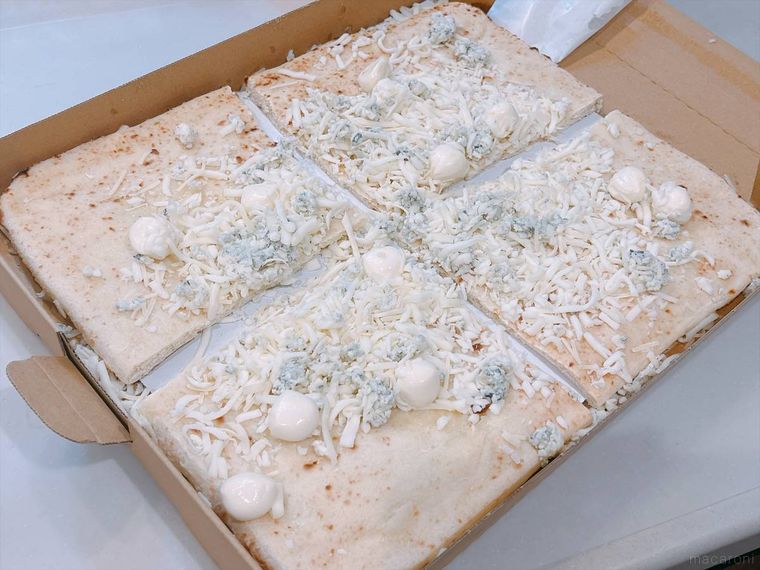 コストコのチーズとはちみつのピザを4等分した様子