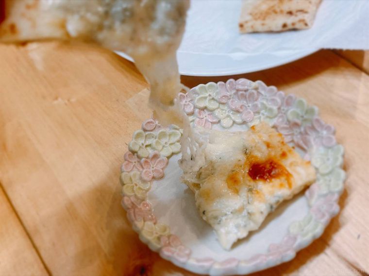 コストコのチーズとはちみつのピザのチーズが伸びている様子
