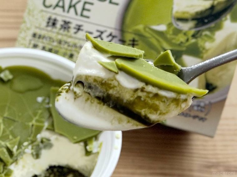 セブンプレミアム パキっとチョコ 抹茶チーズケーキをスプーンですくった様子