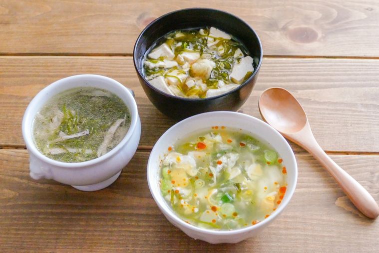 めかぶスープが3種類並ぶ木製テーブル