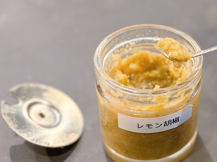 瓶に入ったレモン胡椒