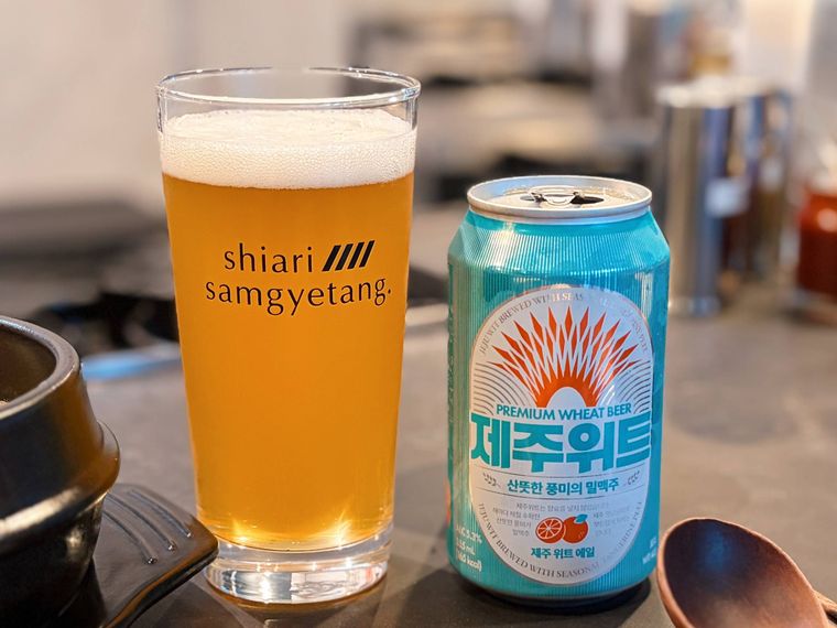 グラスに入った韓国ビールJeju Wit Ale