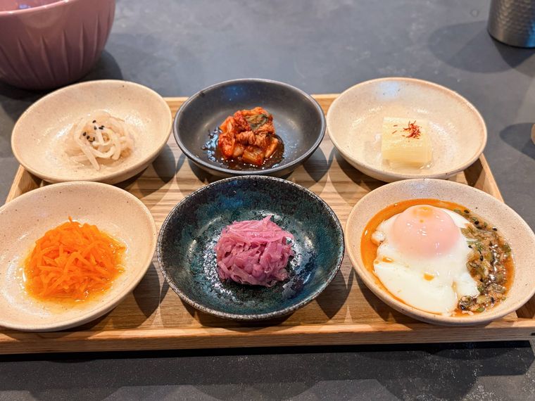 小鉢に入ったおかず6種類