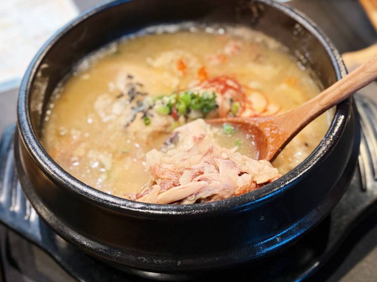 スープですくったサムゲタンの鶏肉