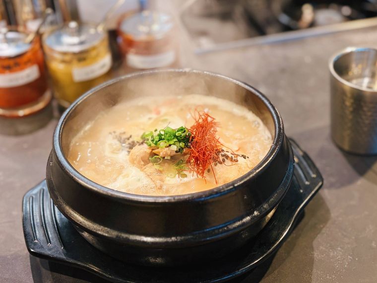 湯気が立ち上るサムゲタン