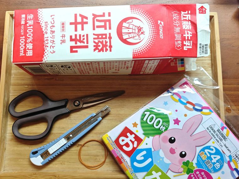 必要な材料と道具が机の上に置いてある