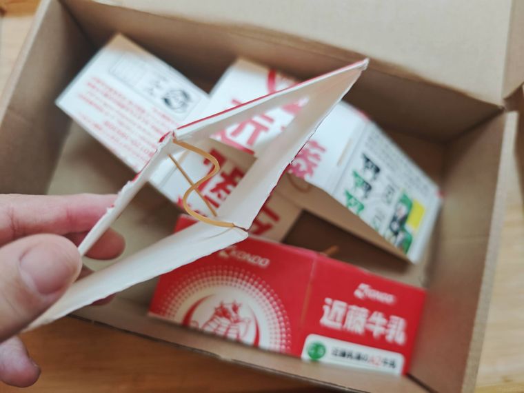 パーツを手に持っている様子