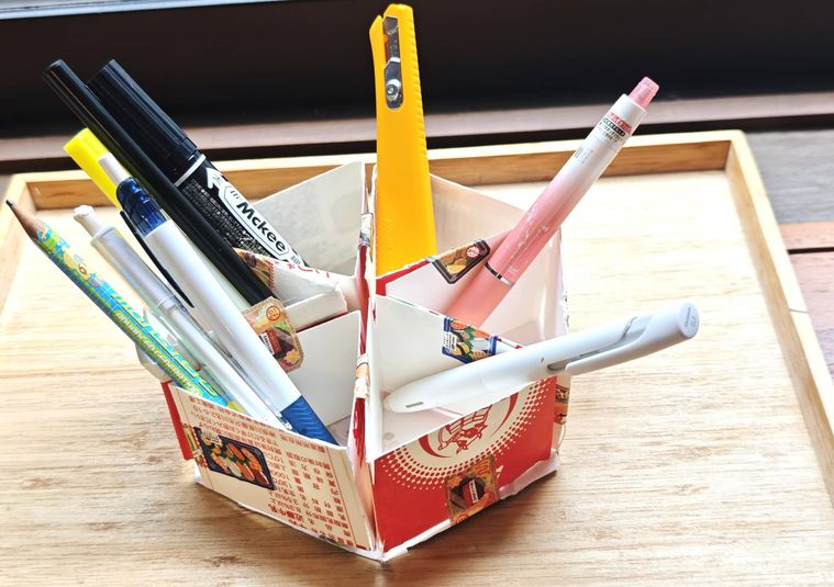 三角を組み合わせた六角形ペン立てが机の上に置いてある