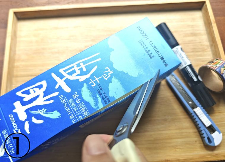 牛乳パックをカットしている様子