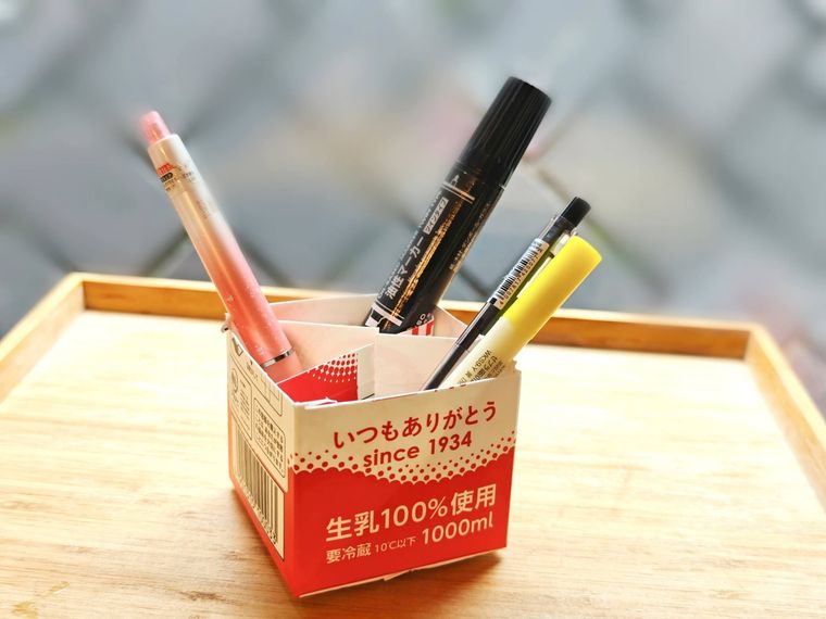ペン立てが机の上に置いてある