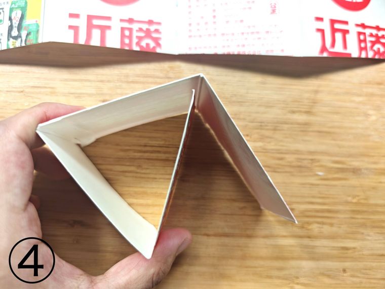 三角形の筒状パーツを作っている様子