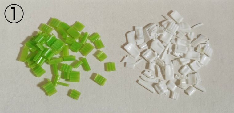 ペットボトルキャップを細かく切っている様子