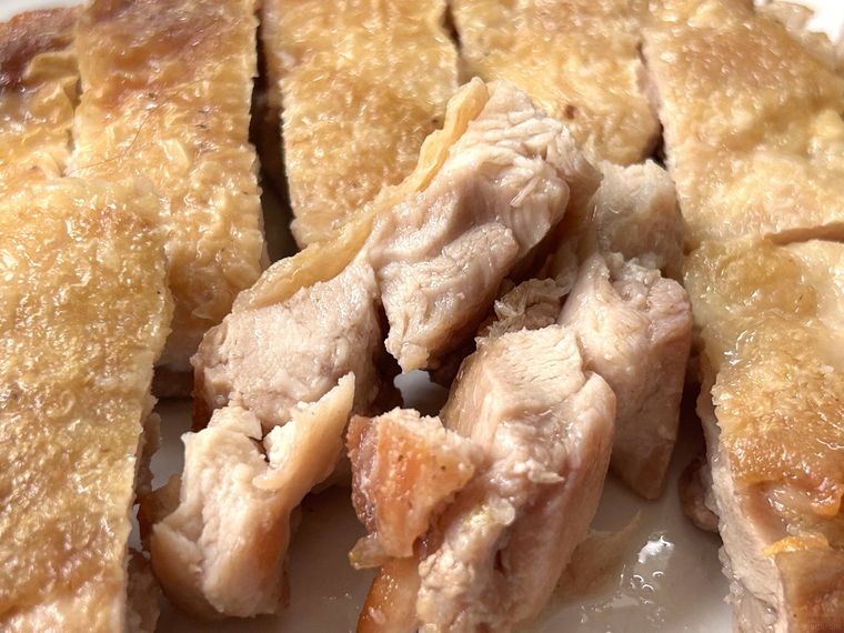 チキンステーキが切り分けられているところ