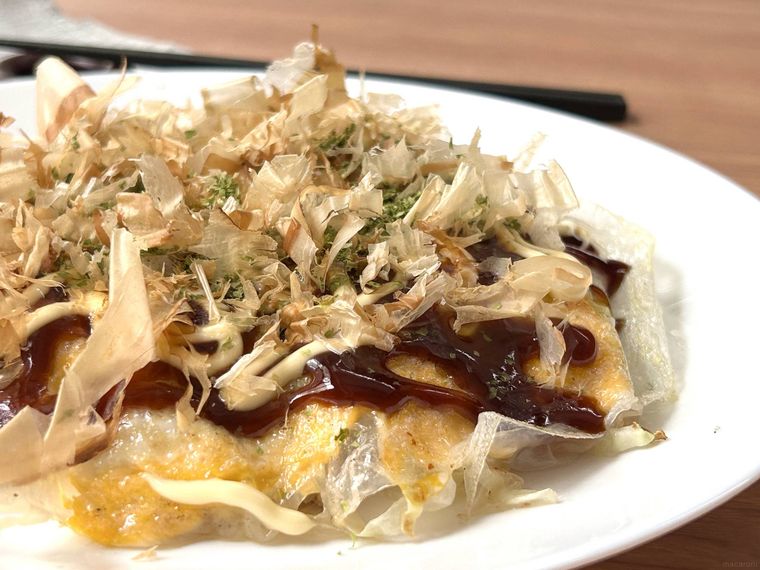 ライスペーパーで作ったお好み焼きが白い皿に盛り付けられているところ